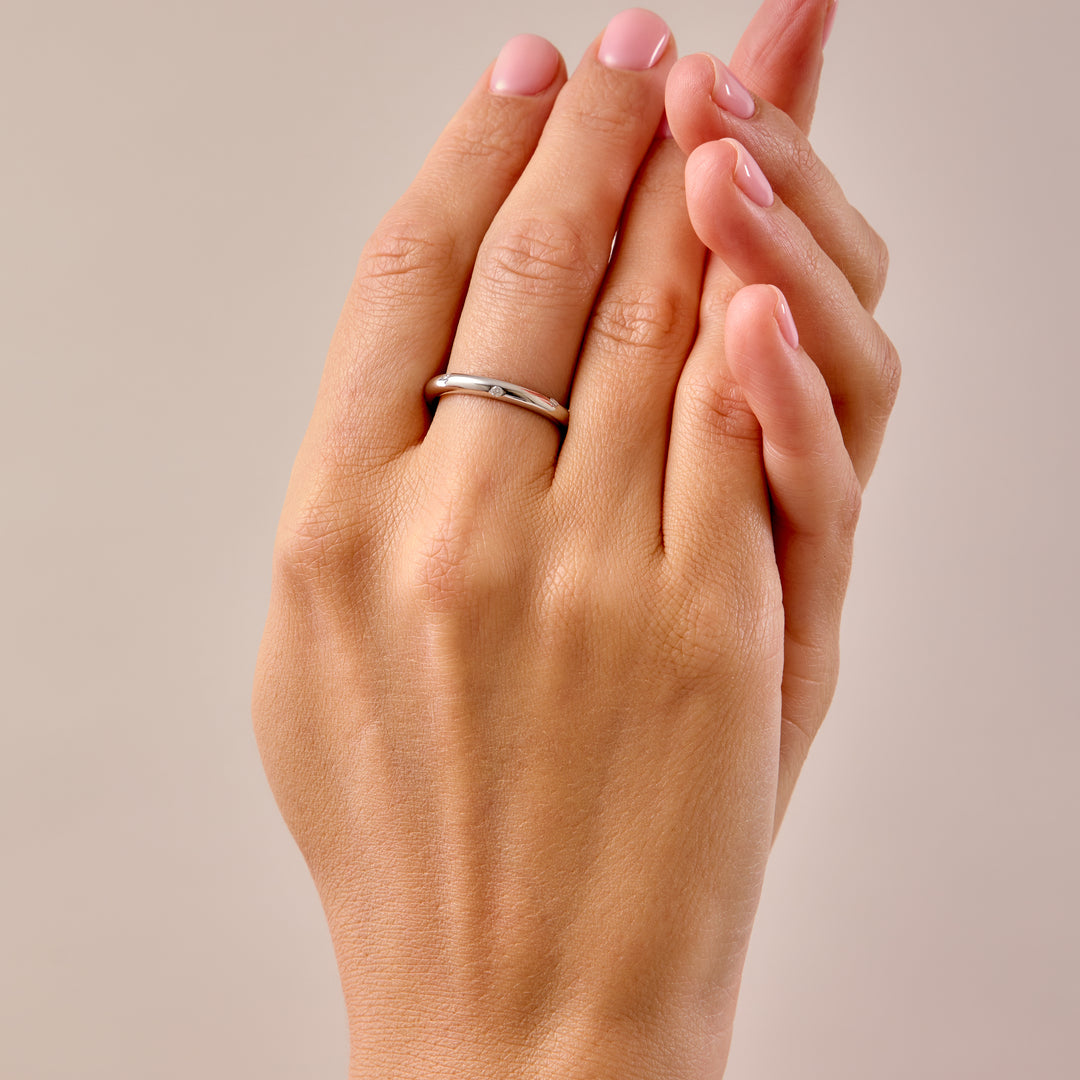 Close-up of a hand wearing an 18K White Gold Plated Saffa ring 925 sterling silver base