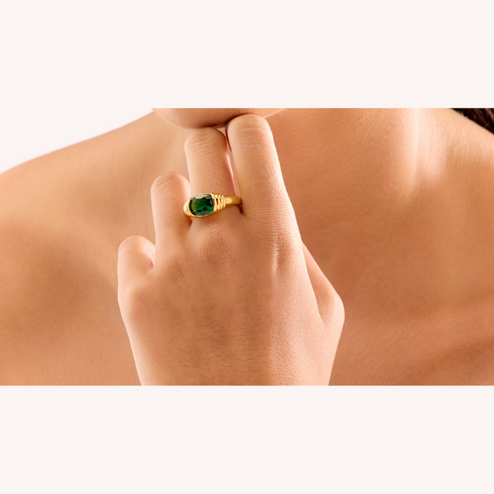 18K Gold Akula Emerald Blaze Ring
